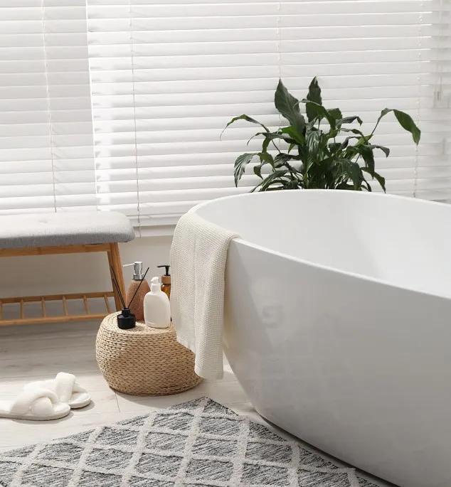 Helles Badezimmer mit freistehender Badewanne