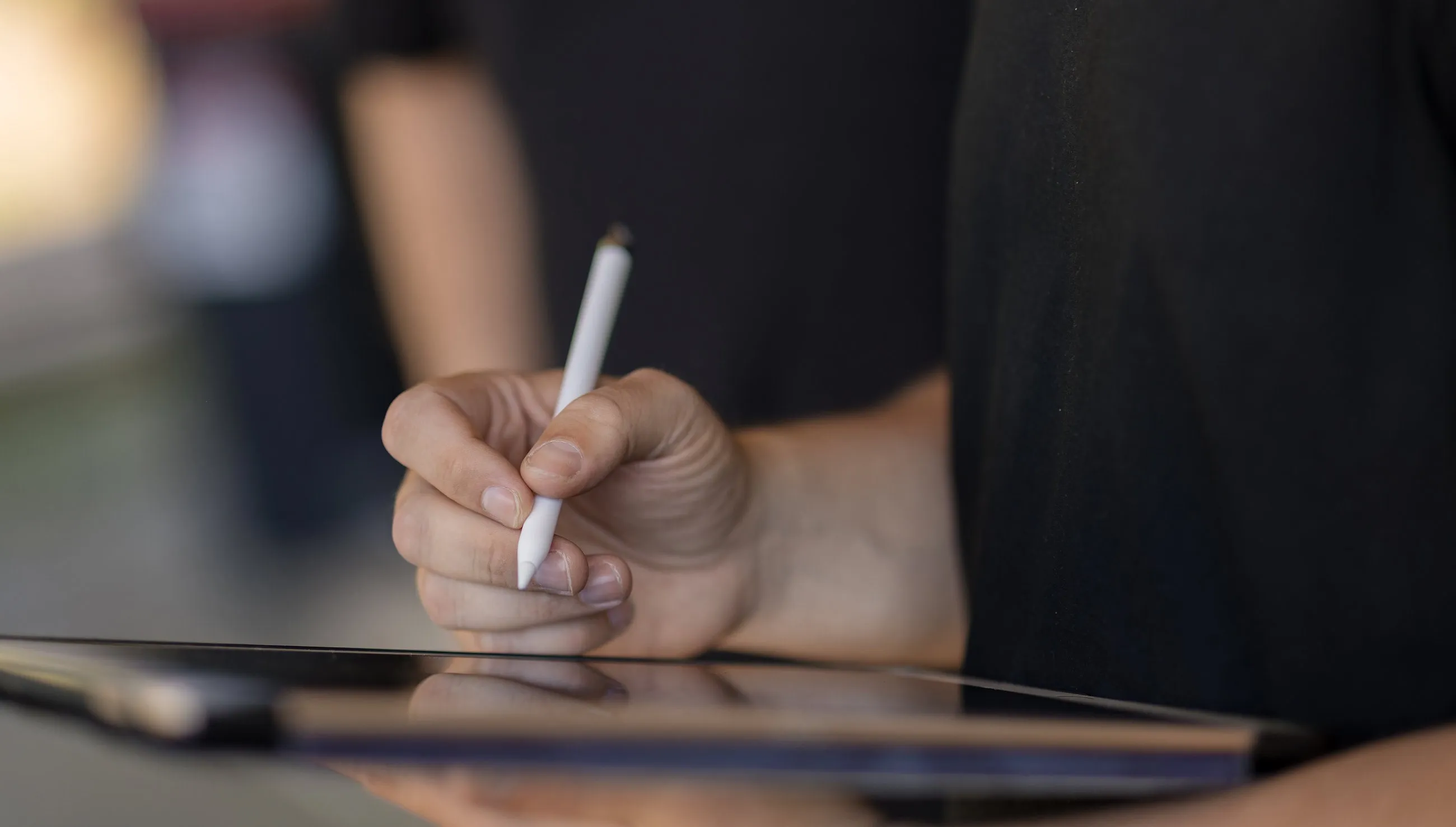 Planungsarbeit am Tablet für ein Gewerbeobjekt